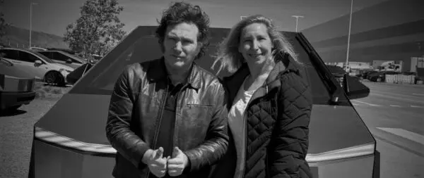 Javier y Karina Milei en la planta de Tesla en Texas, Estados Unidos. Foto: X (@jmilei).