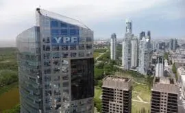 La torre de YPF en el lujoso barrio porteño de Puerto Madero (foto de noviembre de 2023 - NA/REUTERS/Agustin Marcarian)