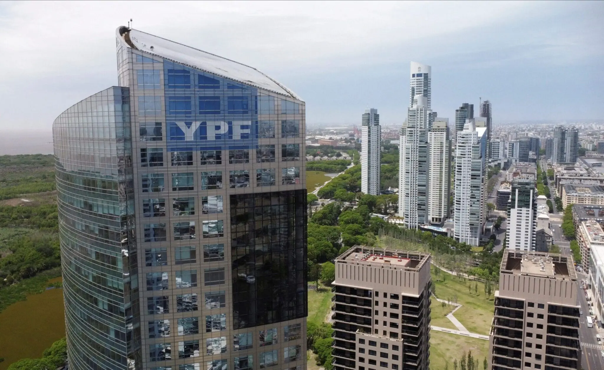 La torre de YPF en el lujoso barrio porteño de Puerto Madero (foto de noviembre de 2023 - NA/REUTERS/Agustin Marcarian)