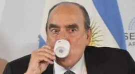 El ministro del interior, Guillermo Francos, expone en la Reunión plenaria de las comisiones de Legislación General, Presupuesto y Hacienda y Asuntos Constitucionales que analiza la ley Bases. Foto: NA / JUAN VARGAS