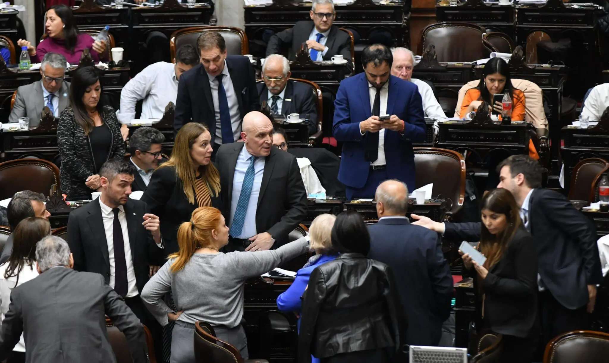Diputados del PRO, la Coalición Cívica y la UCR discuten con José Luis Espert durante la sesión por la Ley Bases. Foto NA / Juan Vargas