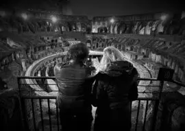 NOTICIAS ARGENTINAS ROMA FEBRERO 9: El presidente Javier Milei junto a su hermana Karina visitó el Coliseo romano. Foto NA