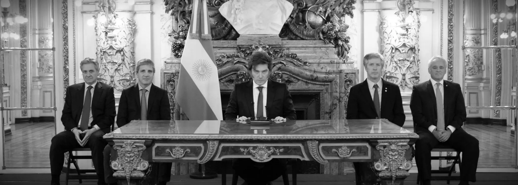 Javier Milei junto al equipo económico durante la cadena nacional del viernes a la noche. Foto: Oficina del Presidente.