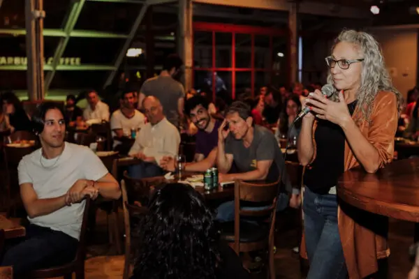 Una lectora toma la palabra en un encuentro con Mejores amigos