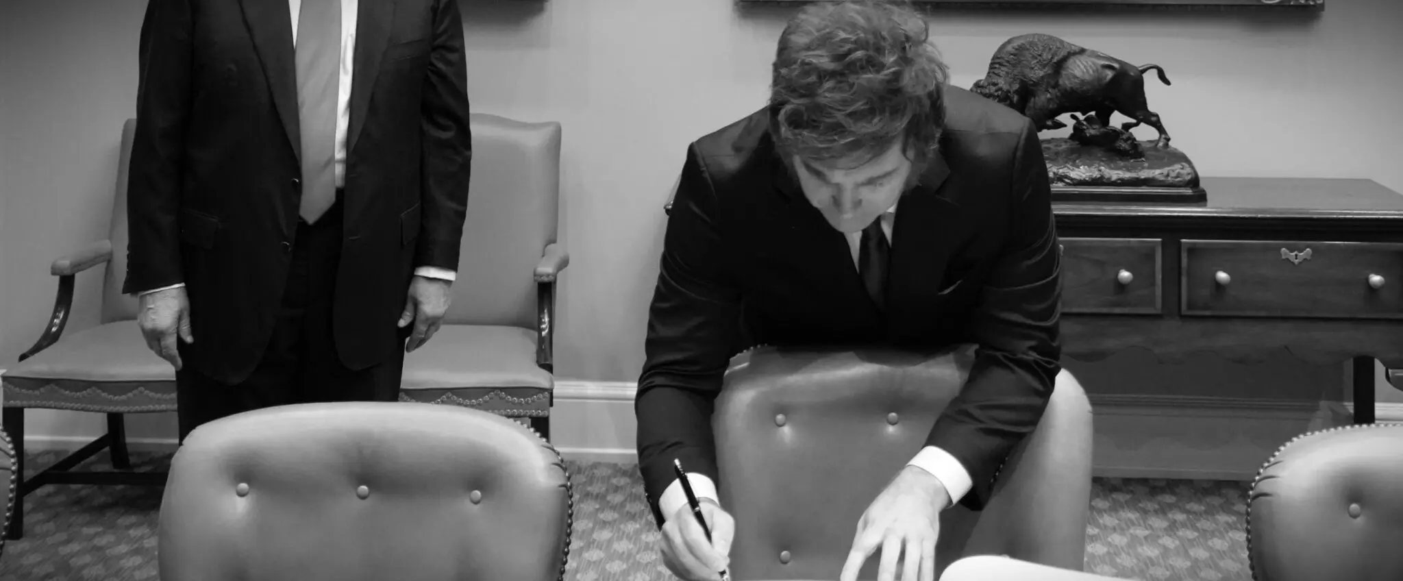 Javier Milei firma el libro de visitas de la Casa Blanca junto a Donald Trump. Foto: Oficina del Presidente.
