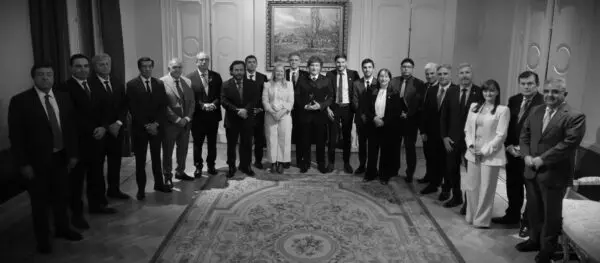 Javier Milei junto a los gobernadores en Casa Rosada. Foto: Oficina del Presidente.