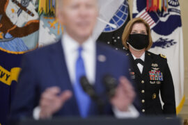 Laura Richardson escolta a Joe Biden durante una conferencia de prensa en marzo de 2021. Foto: AP.