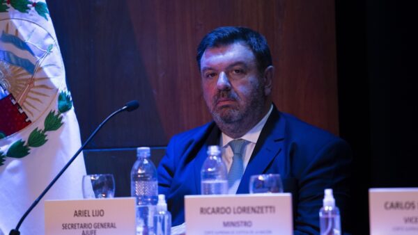 El juez federal Ariel Lijo durante un evento que compartió con el juez de la Corte Ricardo Lorenzetti. Foto: Centro de Información Judicial (CIJ).