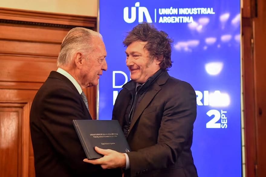 Javier Milei junto al presidente de la UIA, Daniel Funes de Rioja. Foto: Presidencia.