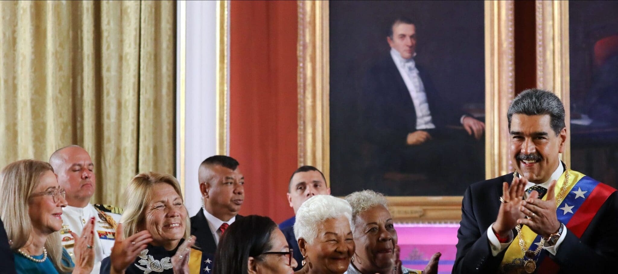 En plena tensión, Maduro asume su tercer mandato | Cenital