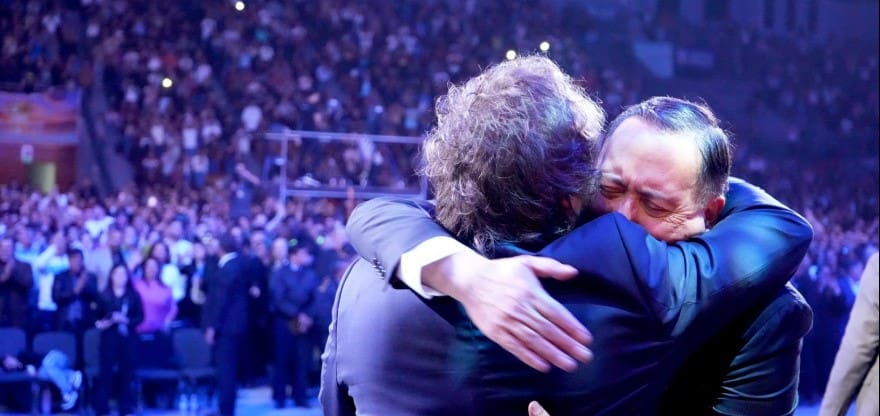 Javier Milei junto al pastor Jorge Ledesma durante la inauguración de la nueva sede de la iglesia evangélica Portal del Cielo en Chaco.