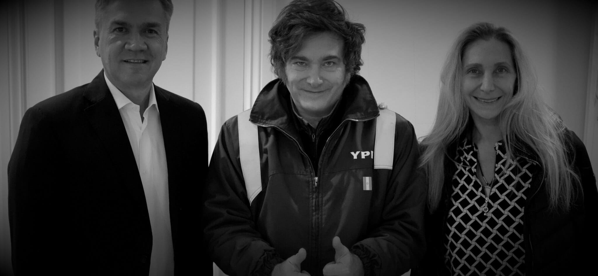 Javier y Karina Milei recibieron el viernes en la Quinta de Olivos al Gobernador de la Provincia del Chaco, Leandro Zdero. Foto: Oficina del Presidente.