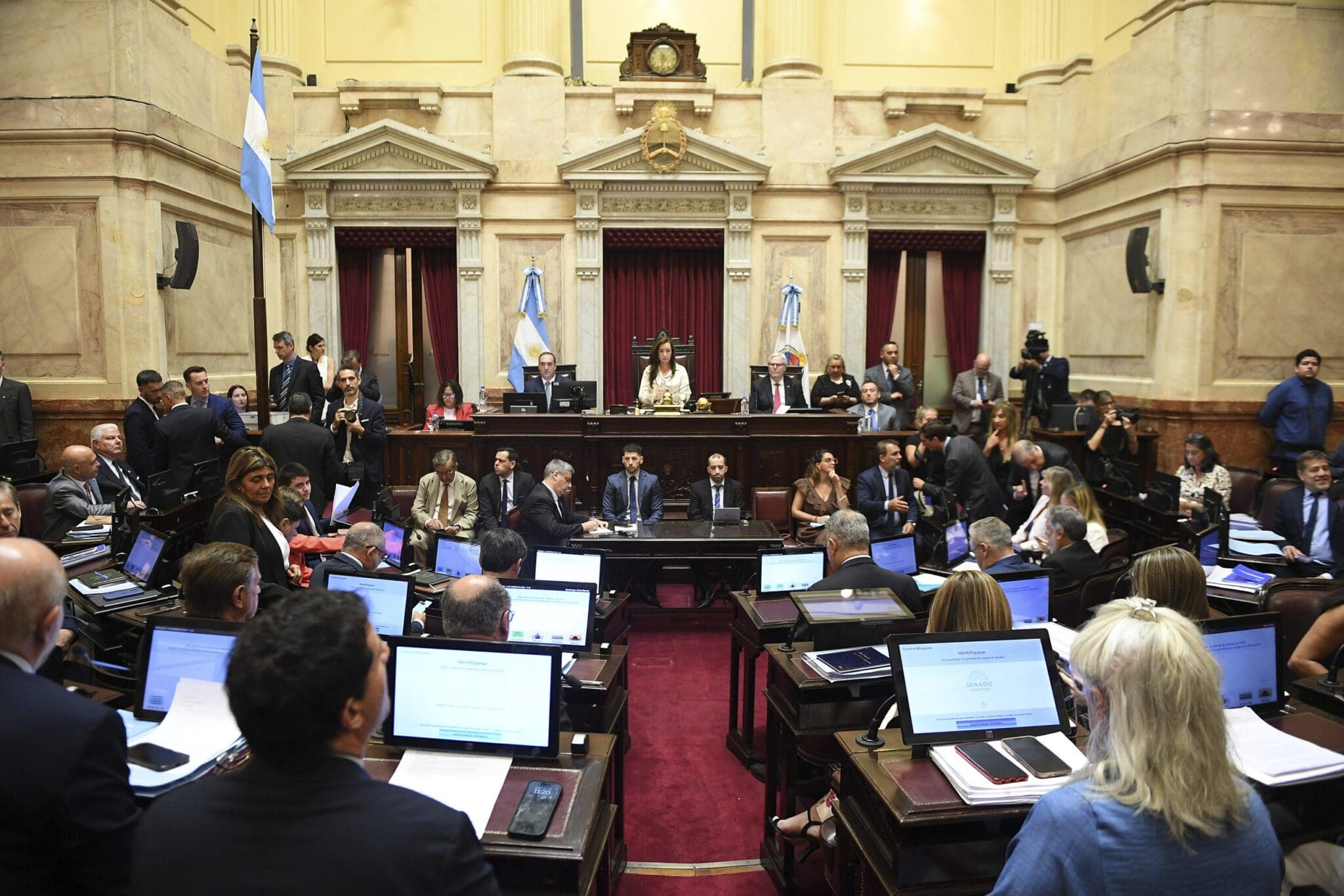 Tras 12 horas, el Senado le dio media sanción a la reforma laboral ...